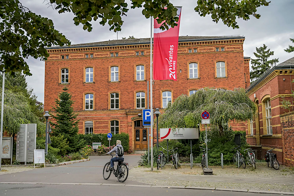 Der Eingang zum Wenckebach-Krankenhaus. Die Frage, was aus dem Areal wird, treibt Anwohner und Beschäftigte um.