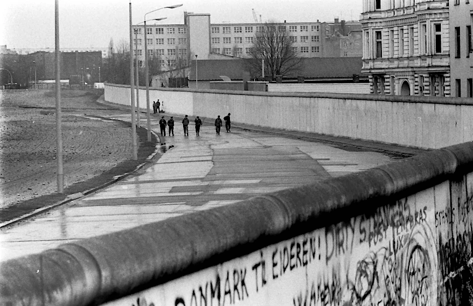 Blick auf den Grenzverlauf der DDR an der Grenzmauer zwischen Berlin Ost und West, 1988