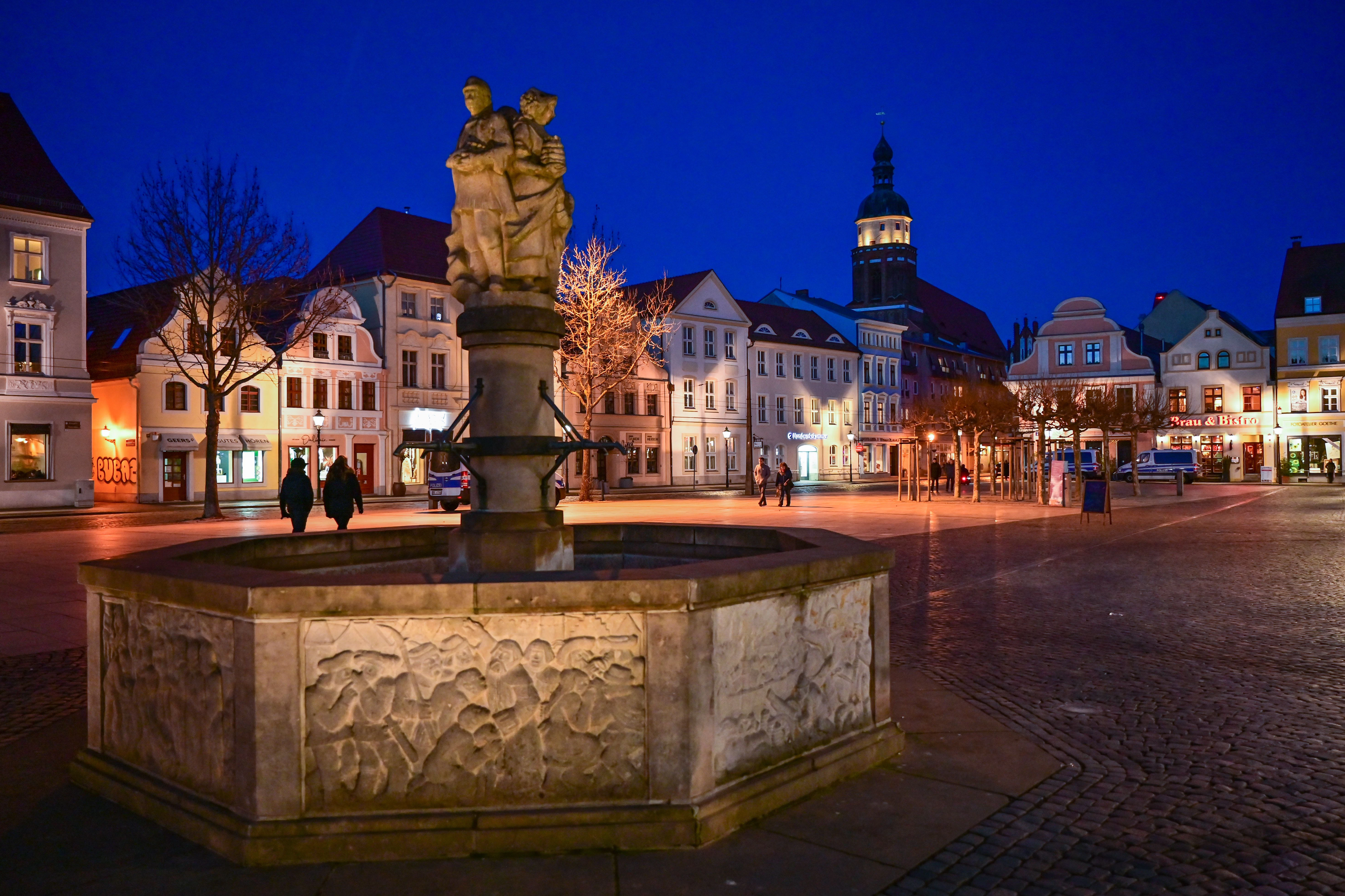 Cottbus: Der Altmarkt der Stadt ist am Abend zur blauen Stunde beleuchtet.