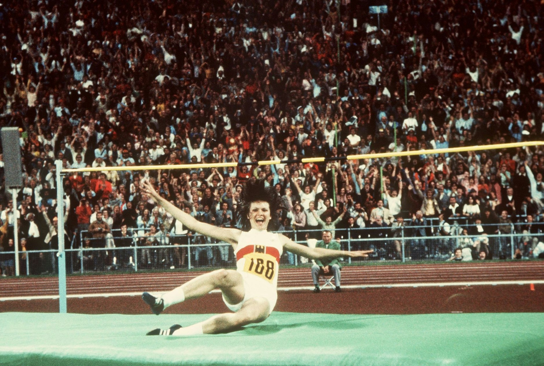 ARCHIV - Die 16-jährige bundesrepublikanische Hochspringerin Ulrike Meyfarth jubelt zusammen mit tausenden Zuschauern nach der Landung.  