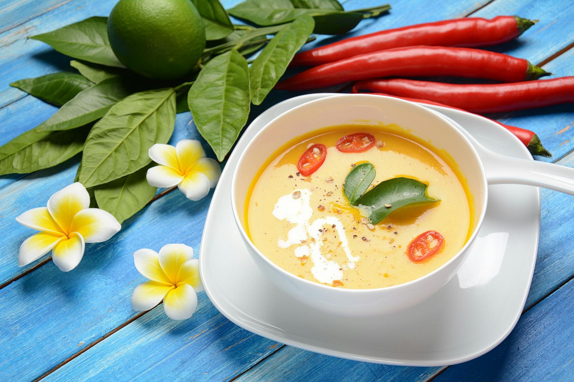 Chili und Ingwer geben der sahnigen Kürbissuppe den leicht scharfen Kick.