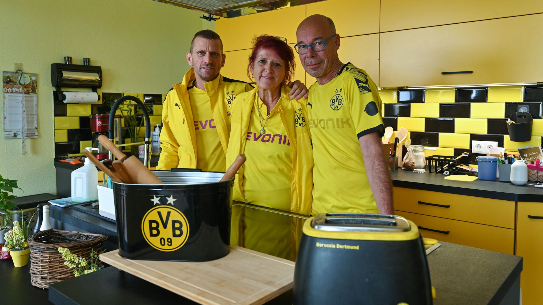 Die Küche der Walters: Auch hier ist alles in Schwarz-Gelb – selbst Fliesen, Schüsseln und der Toaster.