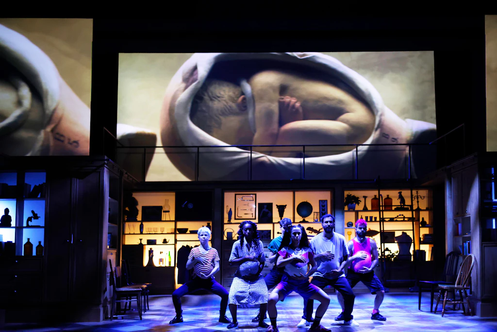 Politikum Gebärmutter: „Mother Tongue“ am Gorki-Theater