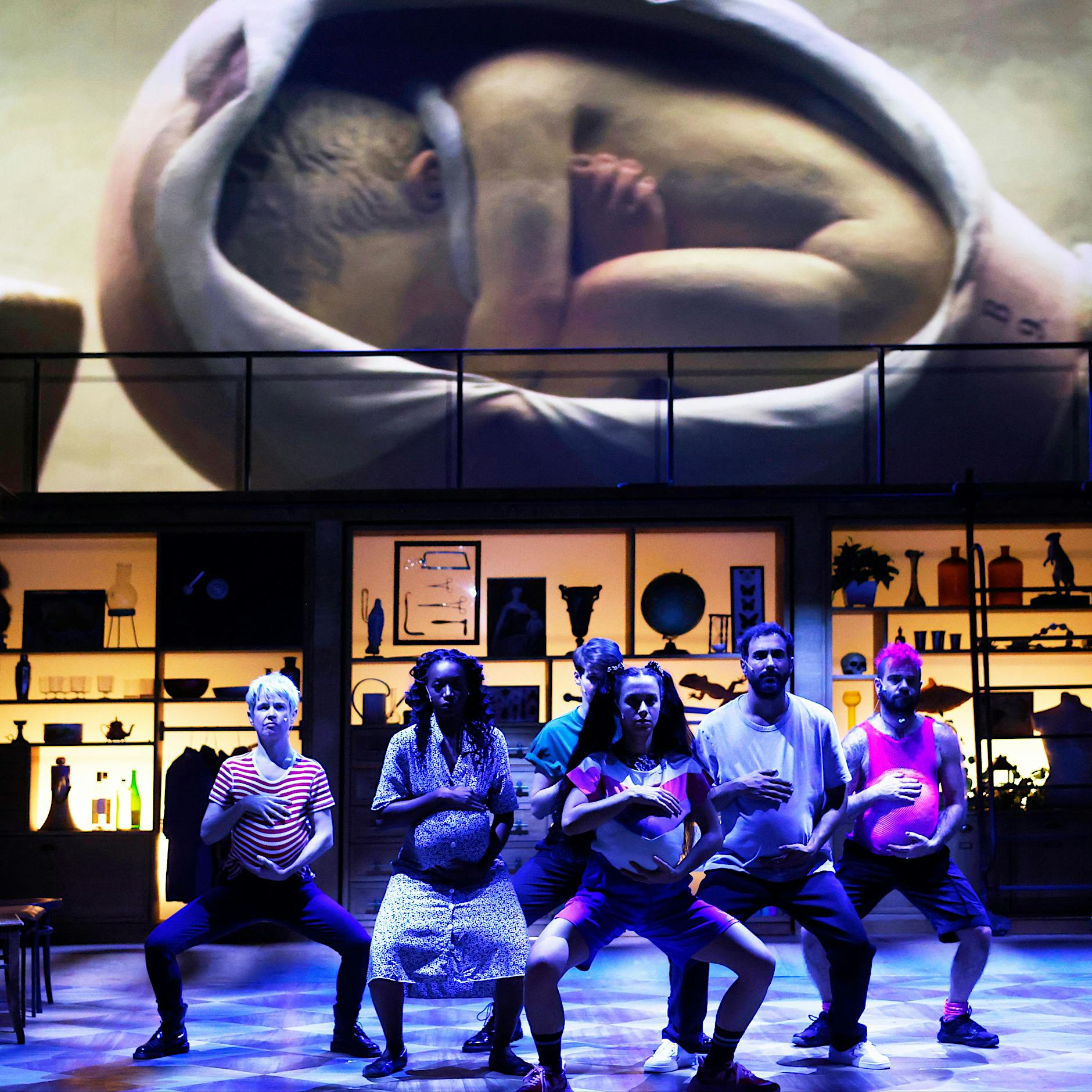 Politikum Gebärmutter: „Mother Tongue“ am Gorki-Theater