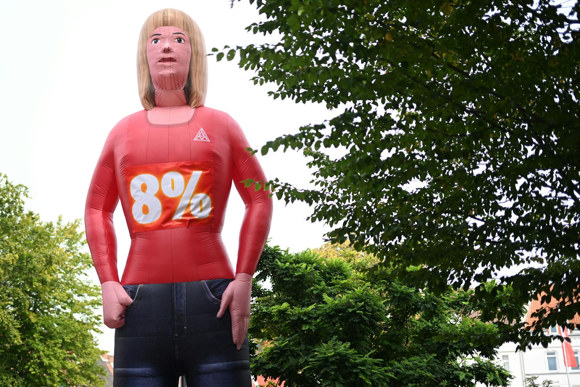 Eine Puppe, von der IG Metall vor dem Verhandlungshotel in Hannover aufgestellt, trägt die Lohnforderung auf der Brust: 8 Prozent mehr!