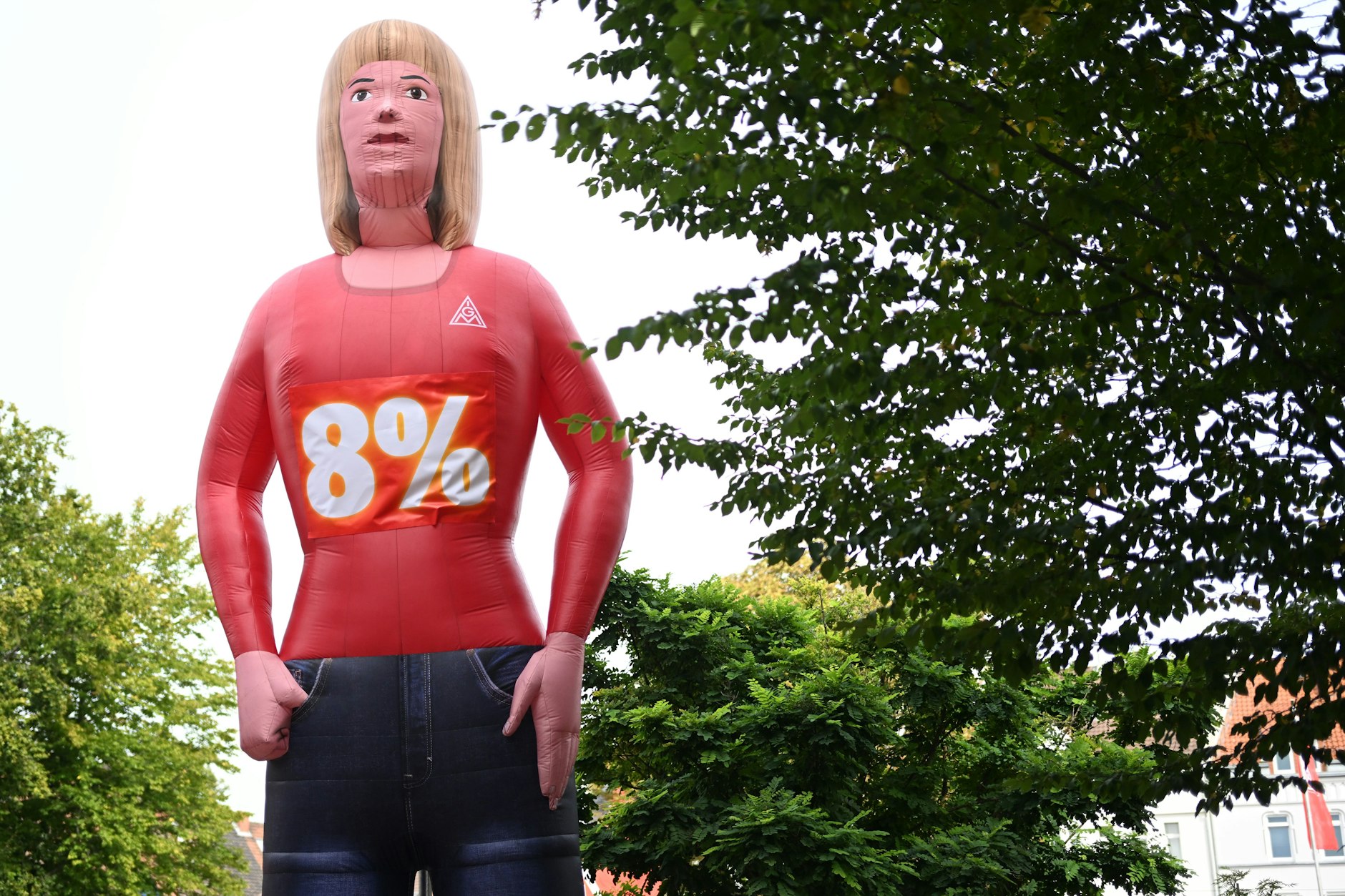 Eine  Puppe, von der IG Metall vor dem Verhandlungshotel in Hannover aufgestellt, trägt die Lohnforderung auf der Brust: 8 Prozent mehr! 