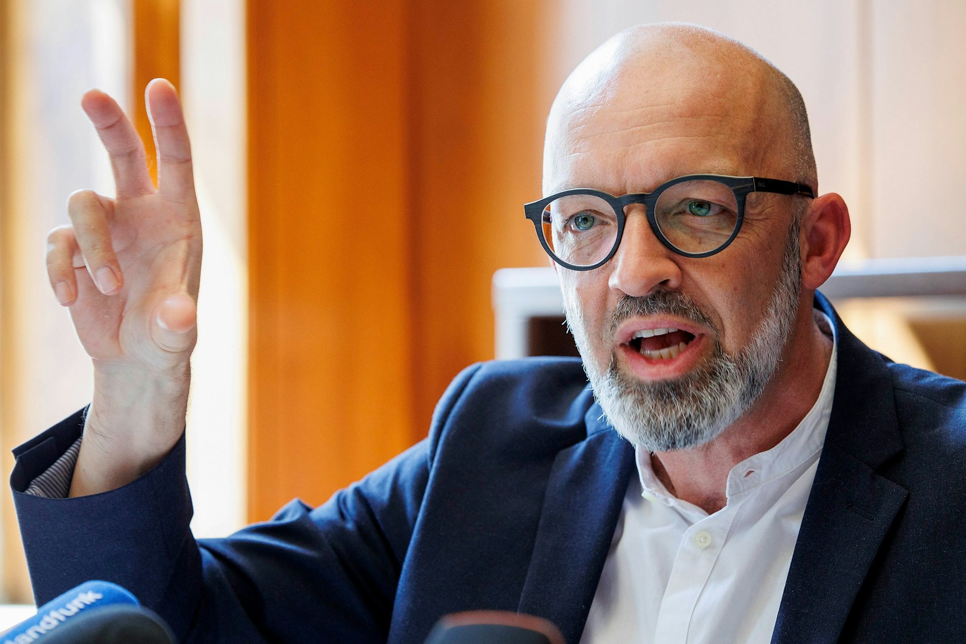 Timo Wollmershäuser vom Ifo-Institut erwartet, dass die Wirtschaftsleistung Deutschlands im kommenden Jahr schrumpfen wird. 