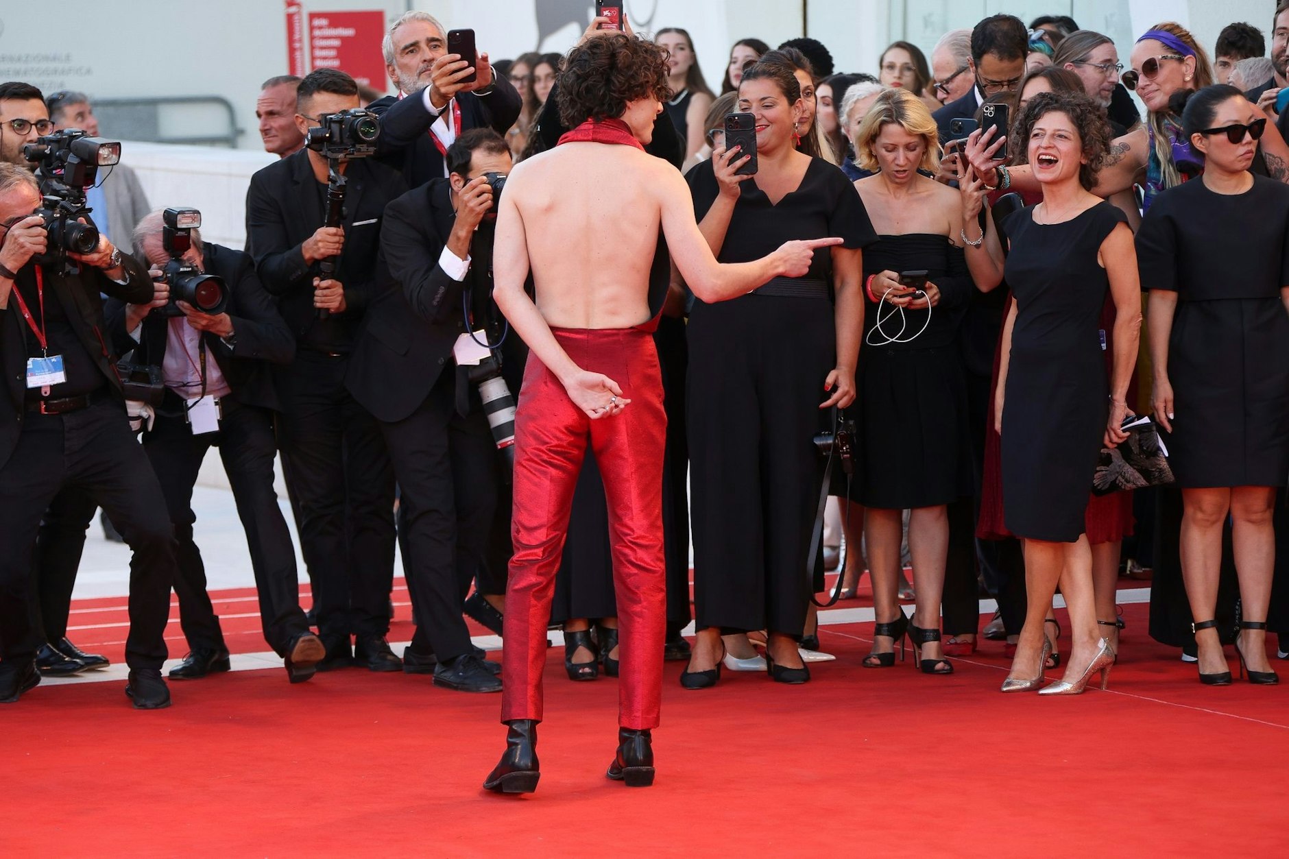 Timothée Chalamet hält sich den Rücken frei.  