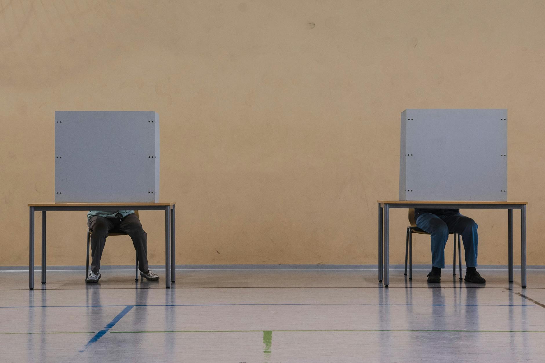 Stimmabgabe bei der Oberbürgermeisterwahl in Cottbus ab. 