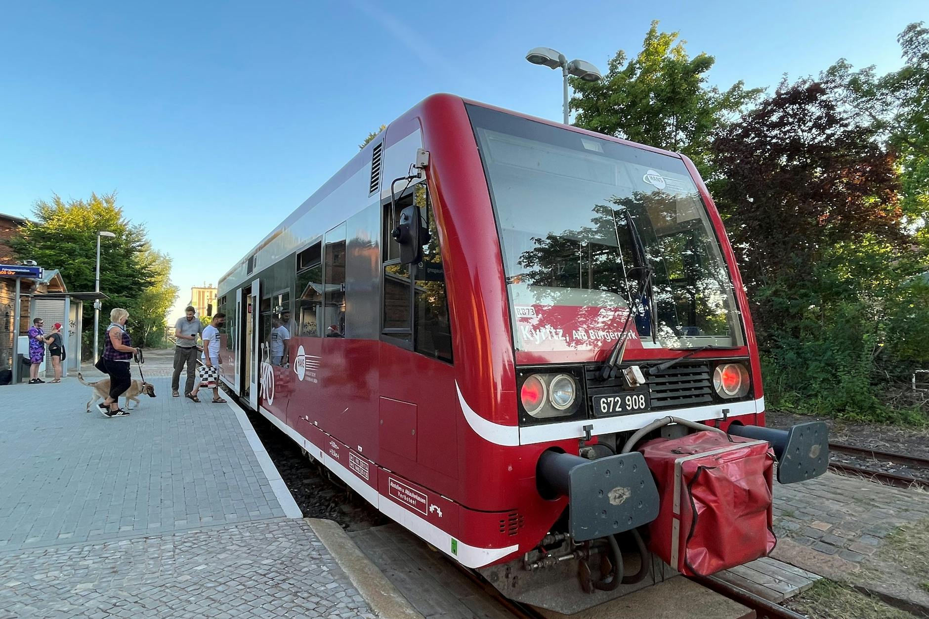 Einsteigen bitte! In Kyritz ist ein Dieseltriebwagen der Hanseatischen Eisenbahn aus Pritzwalk eingetroffen. Auf der Linie RB73 geht es weiter nach Neustadt (Dosse) mit Anschluss nach Berlin.