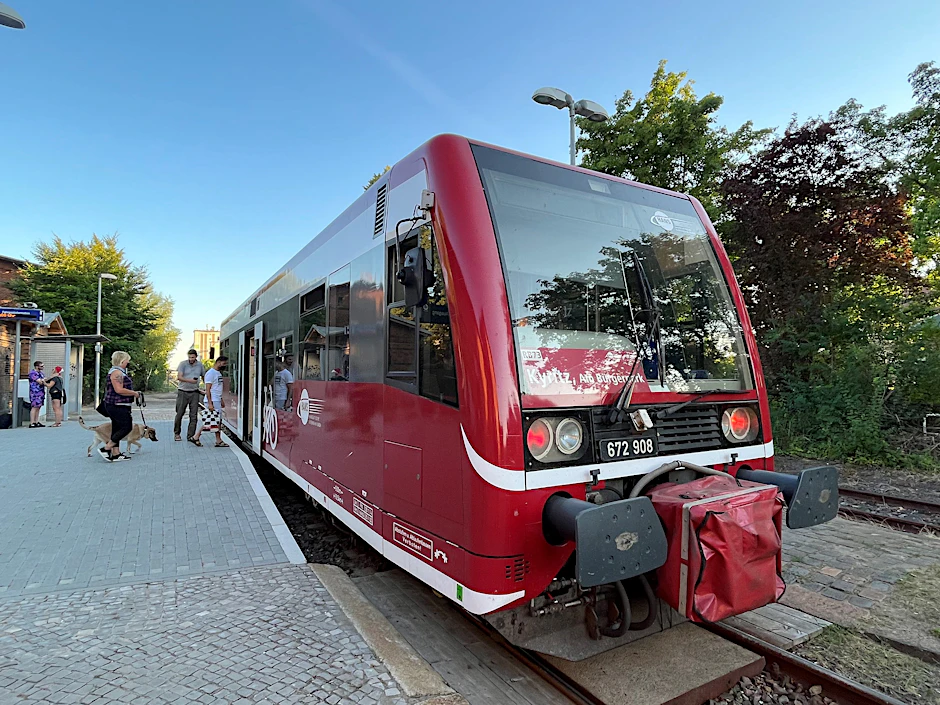 Einsteigen bitte! In Kyritz ist ein Dieseltriebwagen der Hanseatischen Eisenbahn aus Pritzwalk eingetroffen. Auf der Linie RB73 geht es weiter nach Neustadt (Dosse) mit Anschluss nach Berlin.