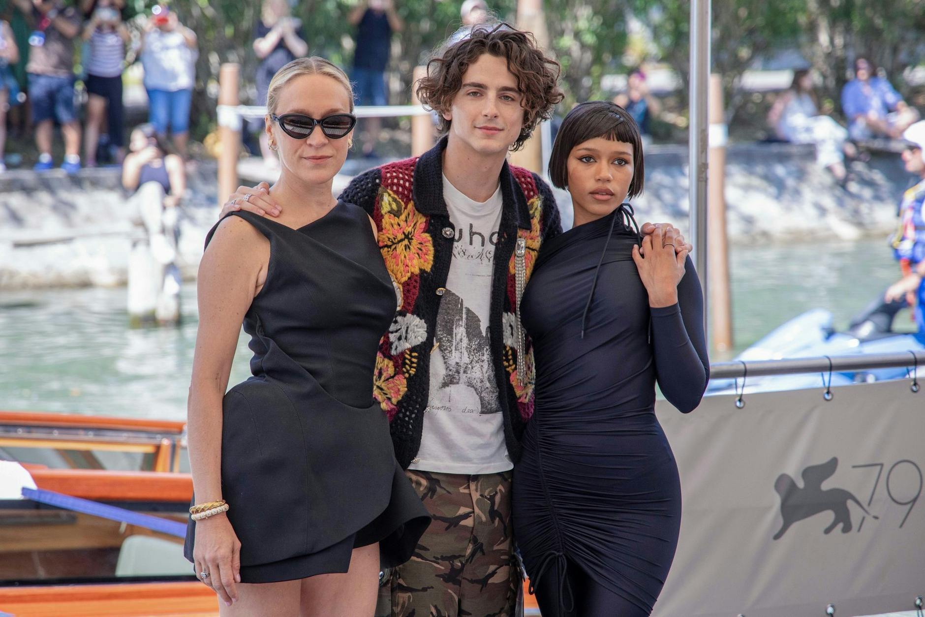 Chloë Sevigny, (l-r), Timothée Chalamet und Taylor Russell stellen ihren Film «Bones and All» in Venedig vor.
