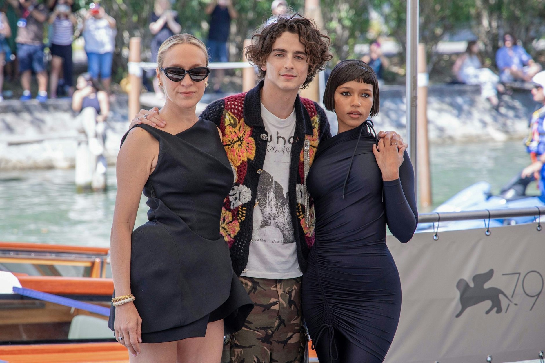 Chloë Sevigny, (l-r), Timothée Chalamet und Taylor Russell stellen ihren Film «Bones and All» in Venedig vor.  