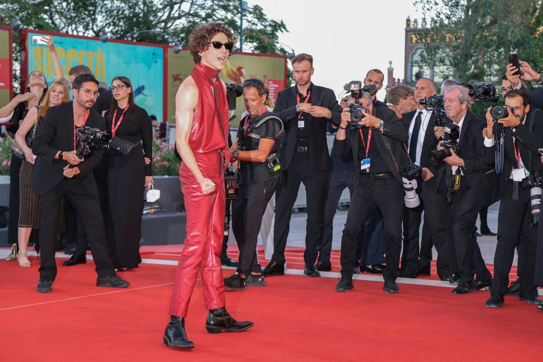 Timothée Chalamets Outfit ist von Haider Ackermann.  