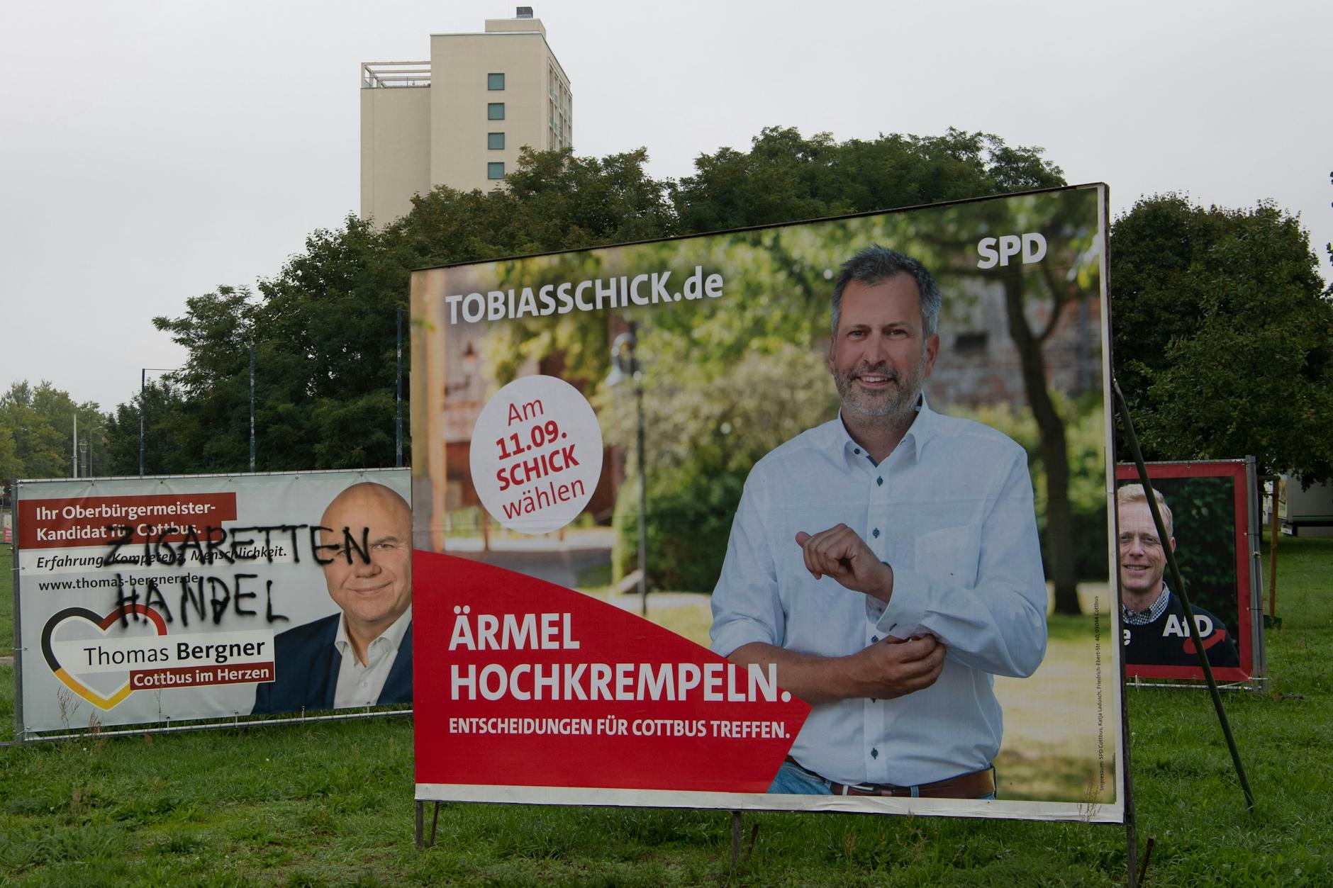 Wahlplakate mit den Spitzenkandidaten der Parteien zur Oberbürgermeisterwahl in Cottbus.