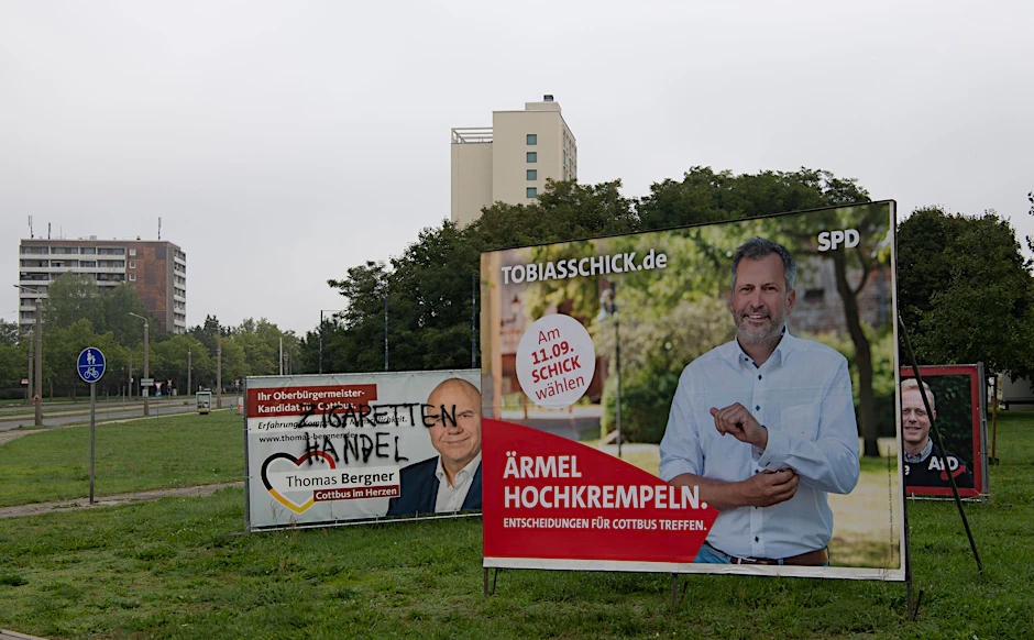 Wahlplakate mit den Spitzenkandidaten der Parteien zur Oberbürgermeisterwahl in Cottbus.