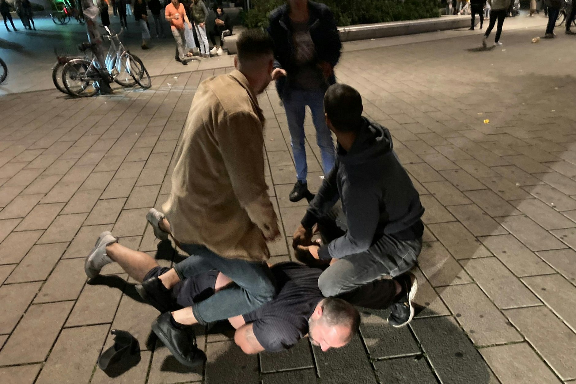 Einer der Schläger, die am Fernsehturm die Fahnder angegriffen haben, wird festgenommen.