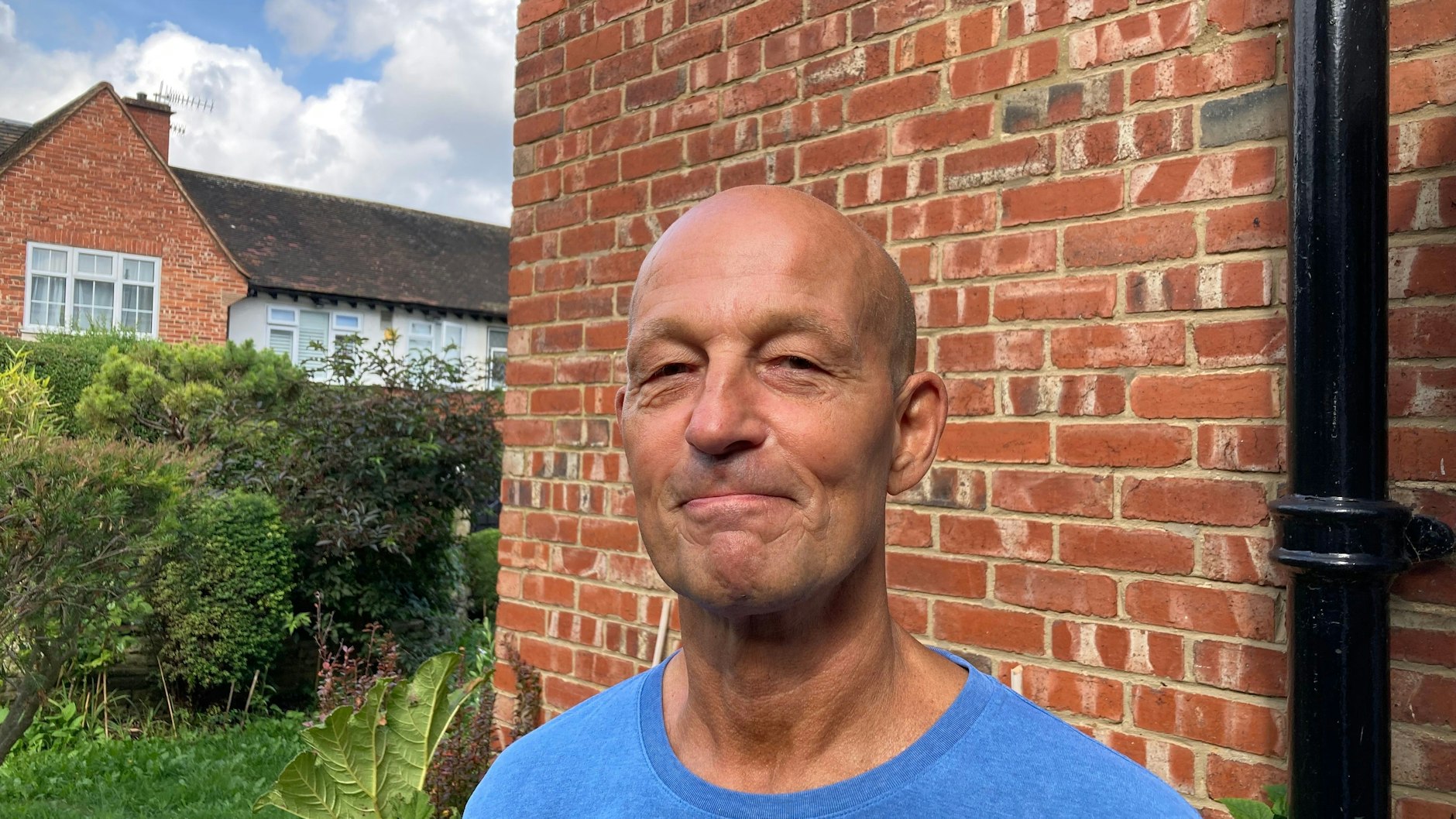 Sportlehrer und Monarchie-Gegner Marc Tuft (64) aus London. Er empfindet den Rummel um die gestorbene Queen als „Seifenoper“.&nbsp;