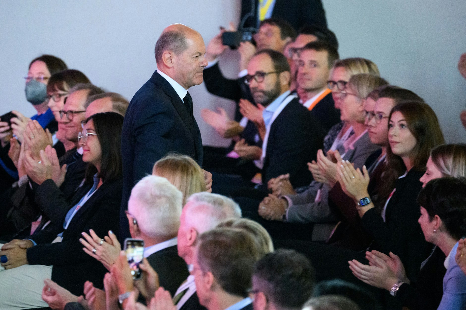 So recht scheint Bundeskanzler Olaf Scholz den Beifall auf dem Arbeitgebertag nicht zu genießen, wirkt wie so oft schmallippig.