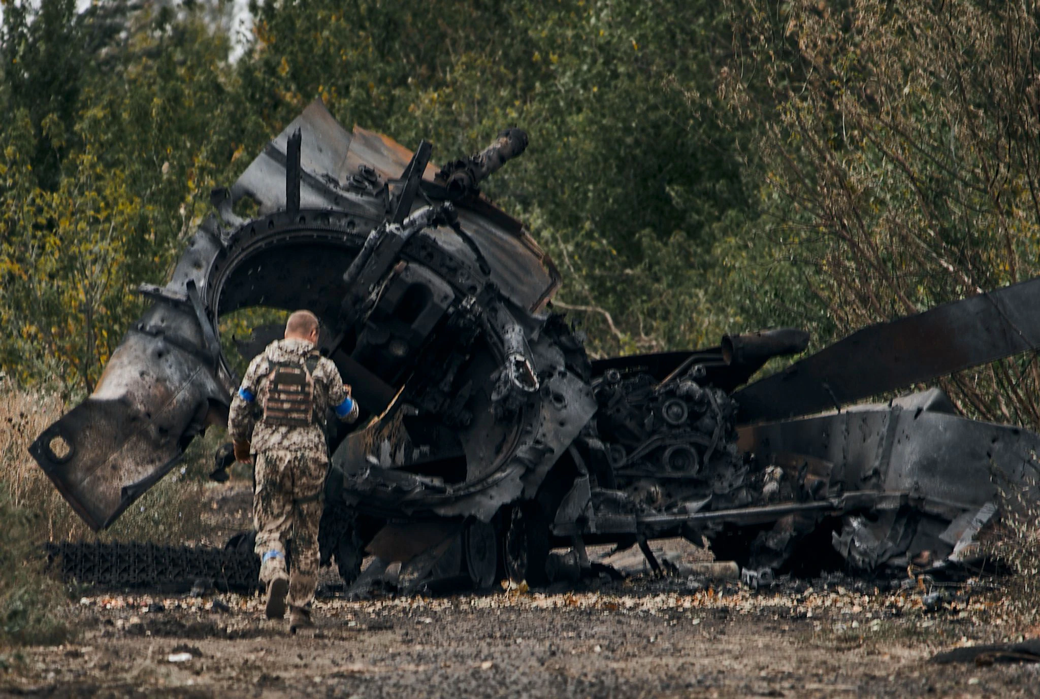 dpatopbilder - Ein russischer Panzer wurde bei einem Gefecht in einem gerade befreiten Gebiet in der Region Charkiw beschädigt.  