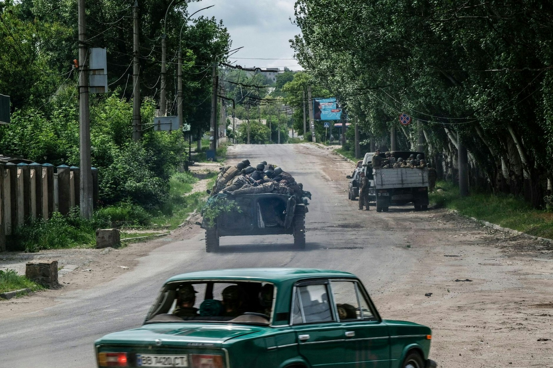 Soldaten liegen auf einem Panzer in der Nähe von Sewerodonezk, Luhansk. 