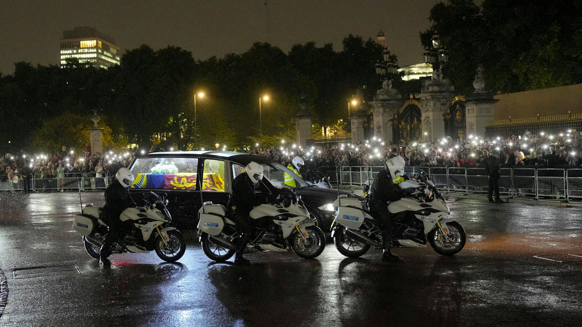 Der von Polizei eskortierte Wagen mit dem Sarg der Queen erreicht den Buckingham-Palast. 