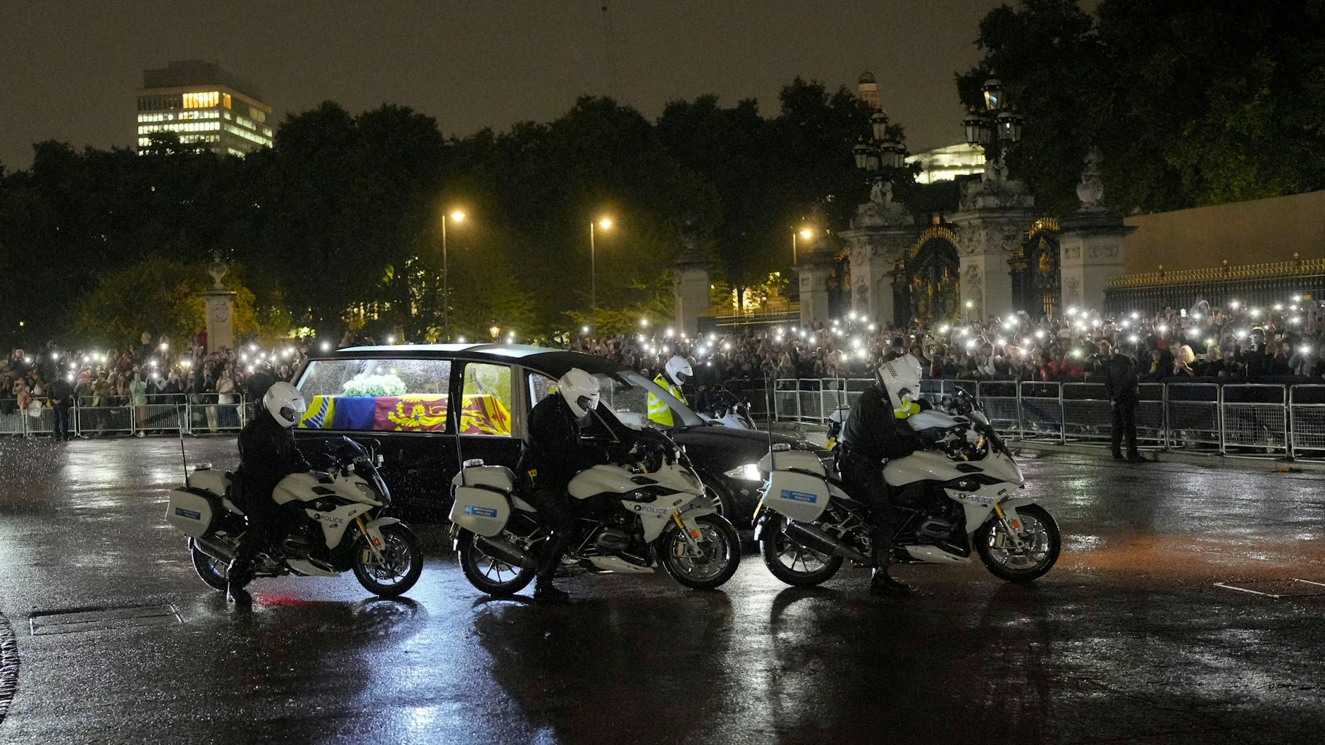 Der von Polizei eskortierte Wagen mit dem Sarg der Queen erreicht den Buckingham-Palast.&nbsp;