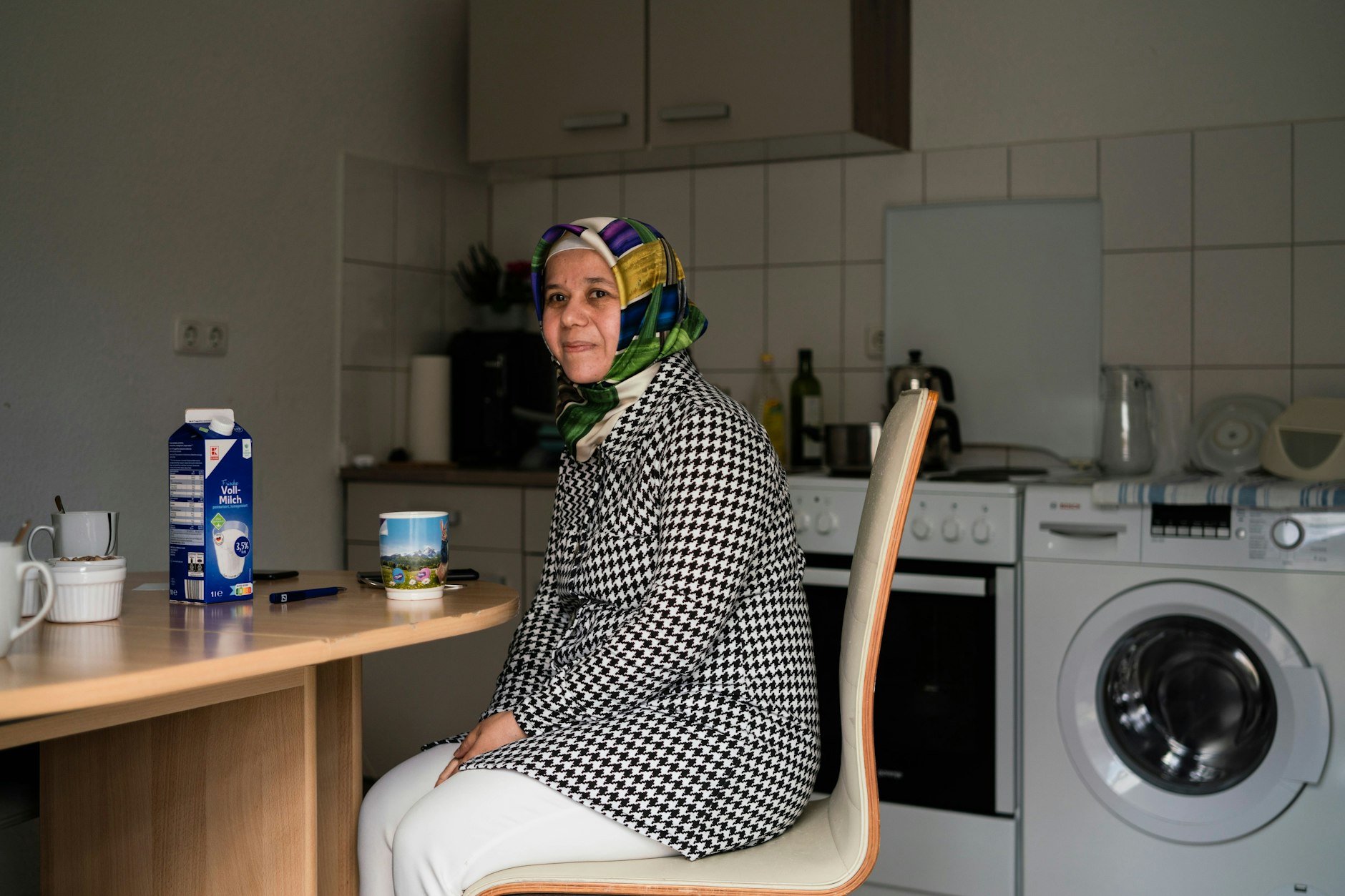 Fatma Yildirim in ihrer Küche. Mit zehn Quadratmetern ist sie der größte Raum in der Wohnung.