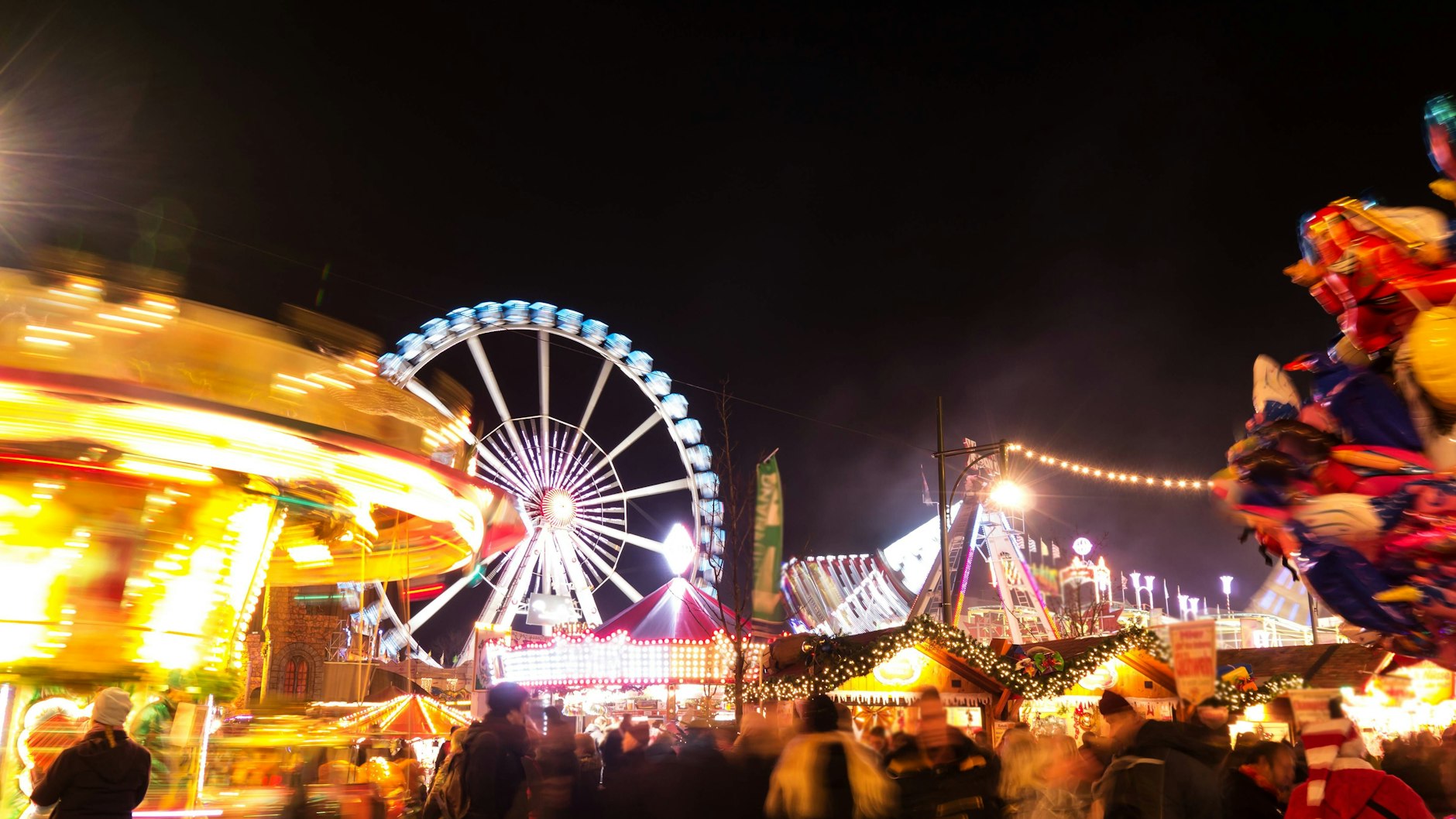 Lichterglanz und Rummel pur: So war einst der Weihnachtsmarkt zwischen Alex und Jannowitzbrücke. Riesenrad, Achterbahn und der 90 Meter hohe „The Tower“ gehörten zu den Besucherattraktionen.