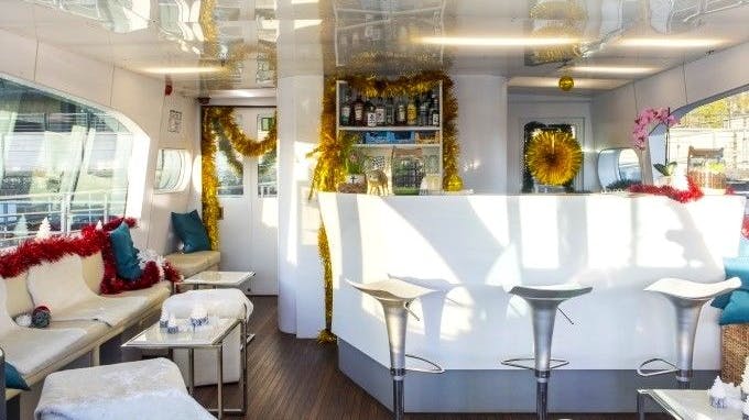Die Bar und der weihnachtlich geschmückte Innenraum des Solarschiffes.