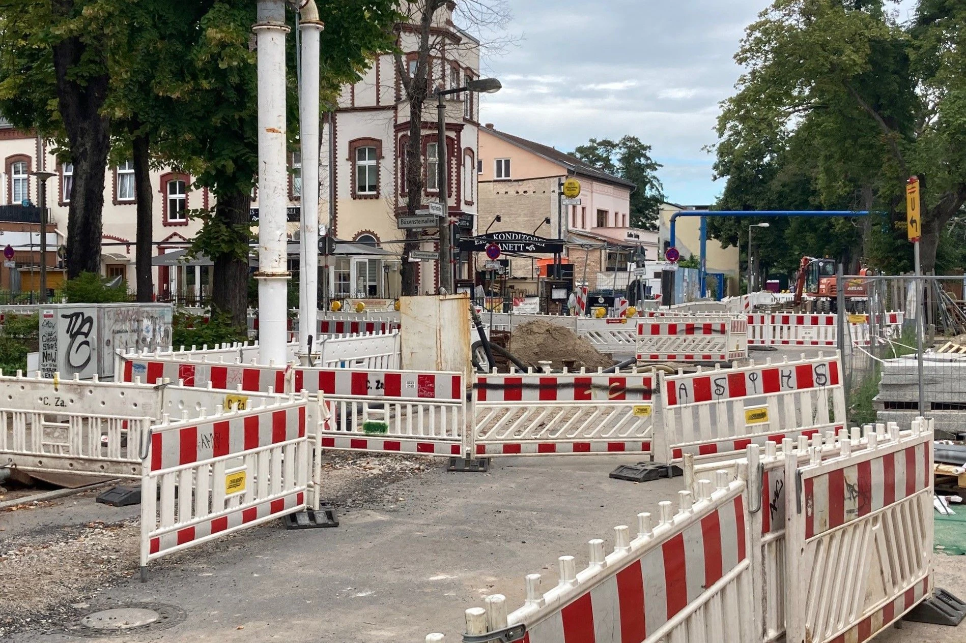Fußgänger laufen seit Wochen in Grünau Slalom.