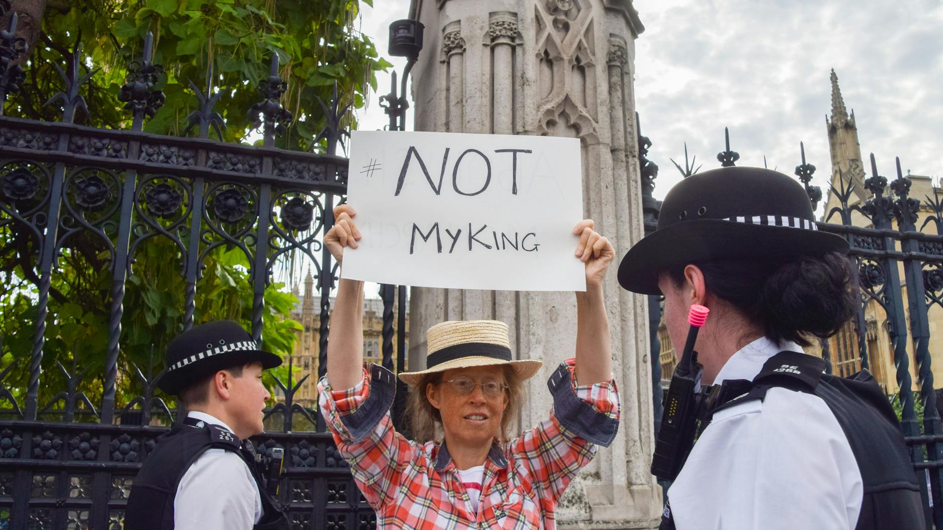 Monarchie-Gegner sind derzeit unerwünscht: Die Polizei vertreibt vor dem Parlament vor der Ankunft von König Charles III. eine Frau. Auf ihrem Schild steht: „Not my King“ (Nicht mein König).