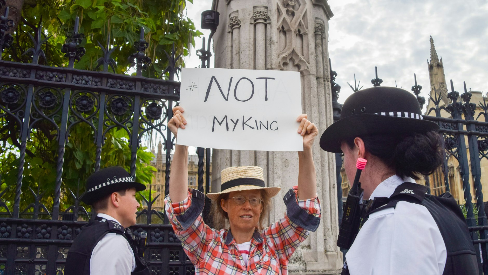 Monarchie-Gegner sind derzeit unerwünscht: Die Polizei vertreibt vor dem Parlament vor der Ankunft von König Charles III. eine Frau. Auf ihrem Schild steht: „Not my King“ (Nicht mein König).