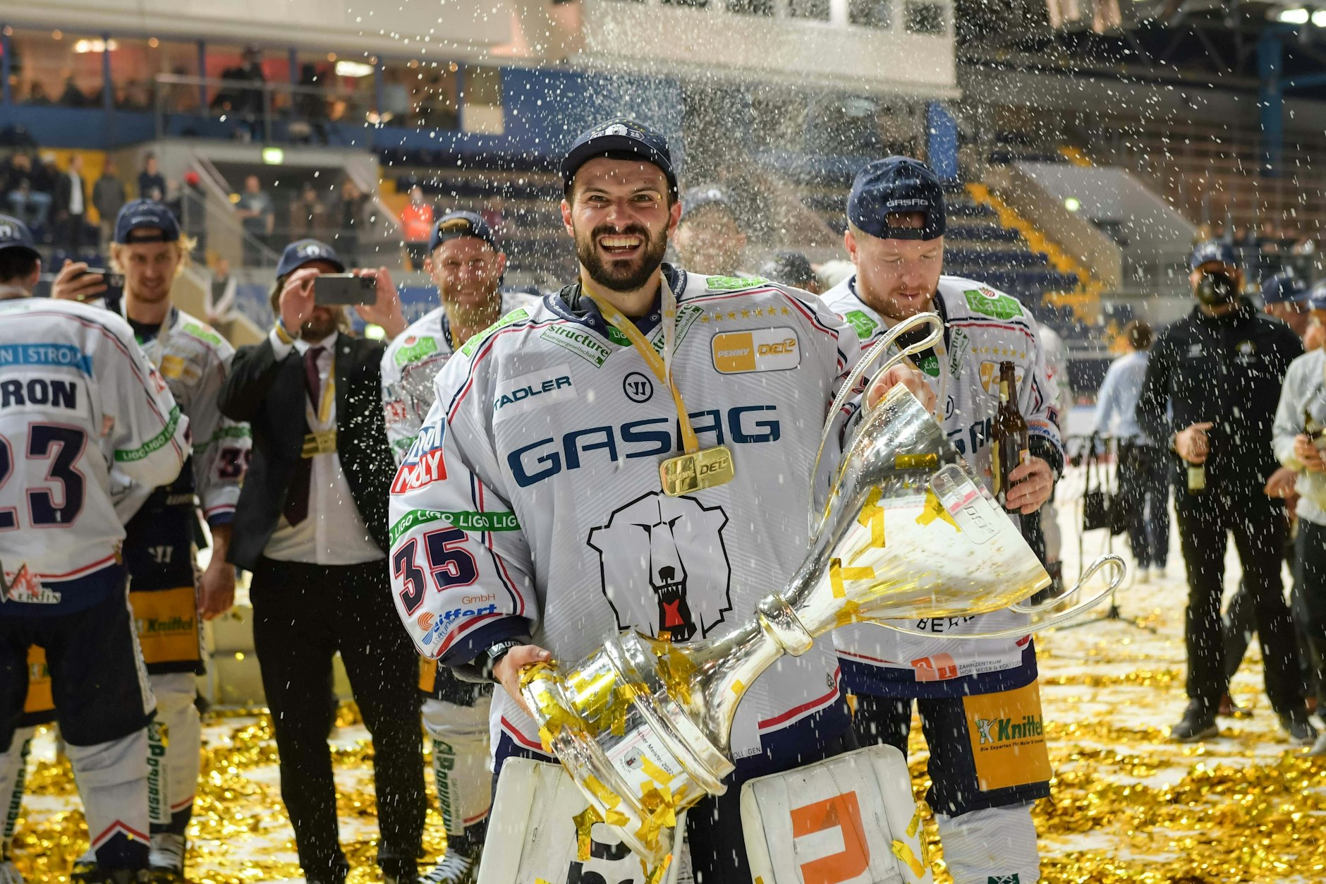 Goalie Mathias Niederberger jubelte mit den Eisbären, wechselte dann nach München und macht die Bayern für einige damit zum Favoriten in der DEL.