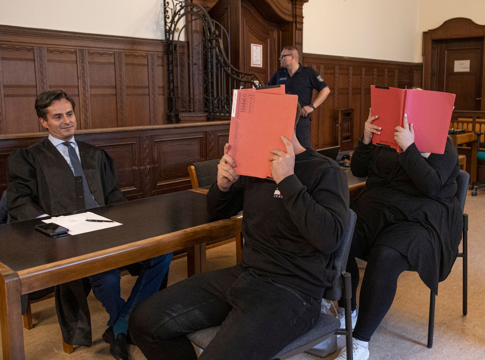 69.000 Euro und Schmuck sind weg: Rentnerpaar mit miesem Polizeitrick hereingelegt