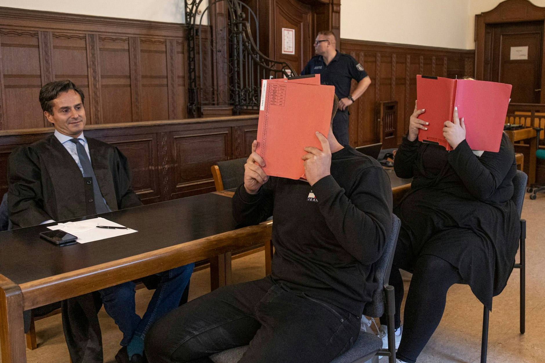 Die Angeklagten Ali A. (24) und Lea L. (22) im Landgericht Berlin. Sie sollen eine aus der Türkei agierende Bande dabei unterstützt haben, ältere Menschen um ihr Vermögen zu bringen.