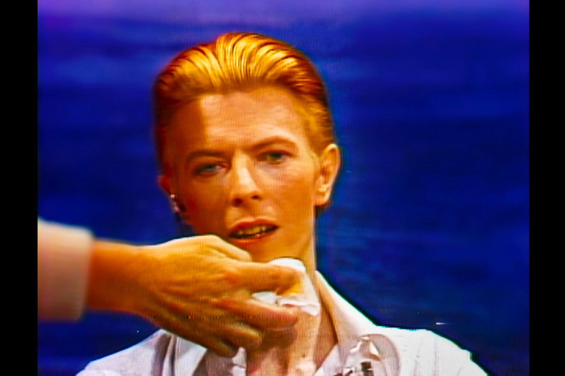 Schnieke fürs TV-Interview: David Bowie in „Moonage Daydream“.
