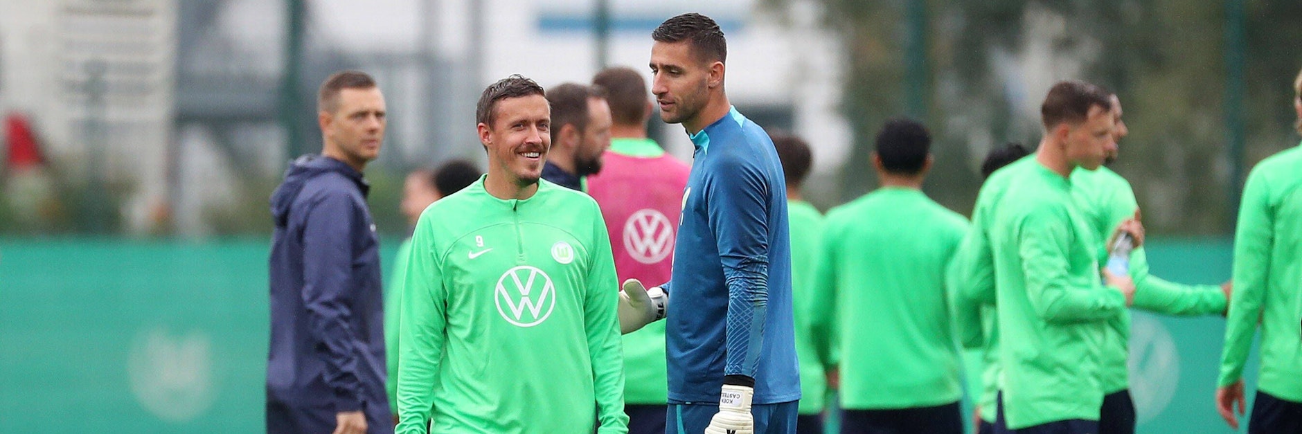 Gute Miene zum bösen Spiel: Max Kruse darf beim VfL Wolfsburg nur noch Torwart Koen Casteels (r.) und dessen Kollegen warmschießen.