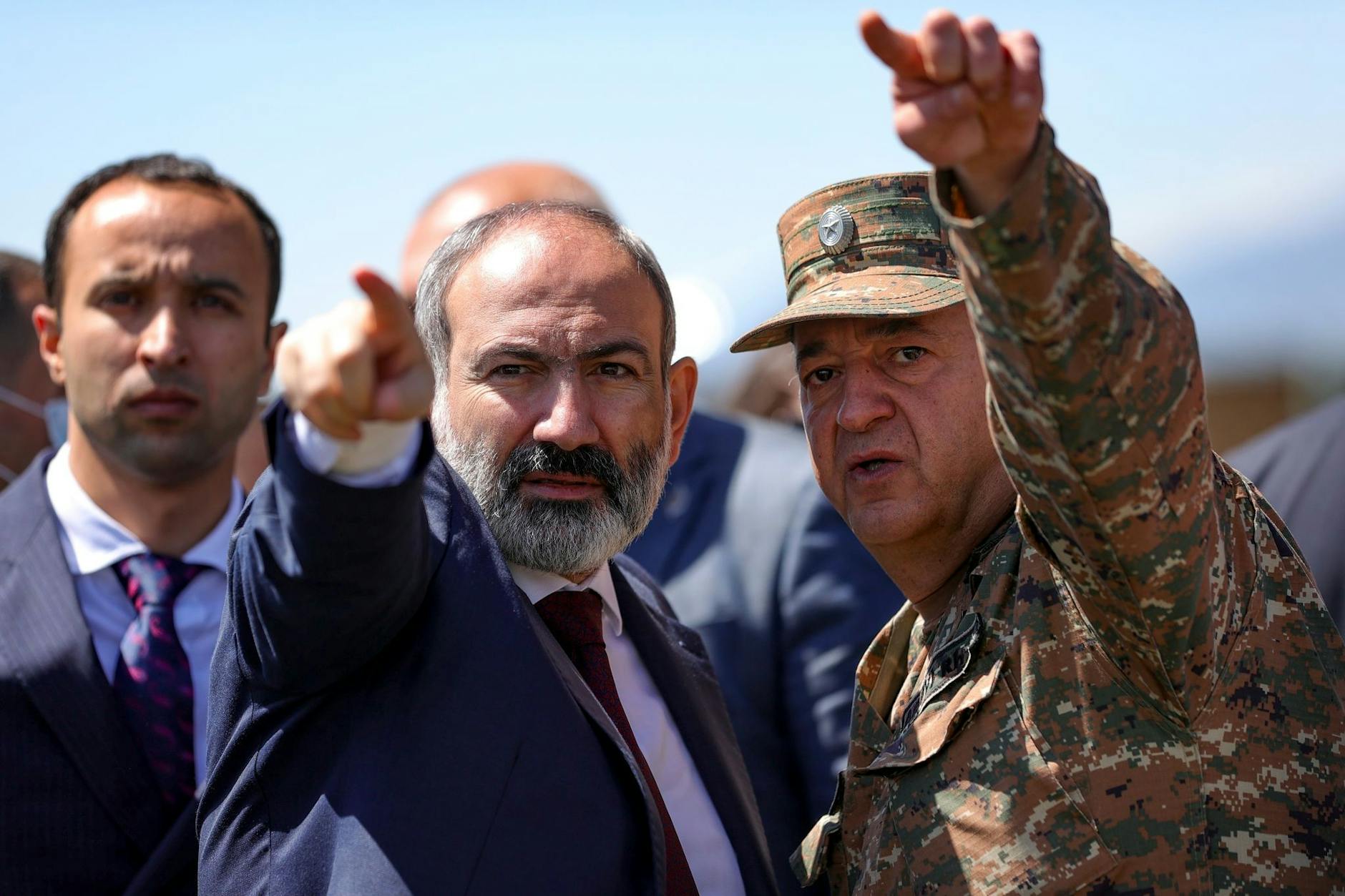 Nikol Paschinjan, Ministerpräsident von Armenien, spricht mit einem Offizier der armenischen Armee. 
