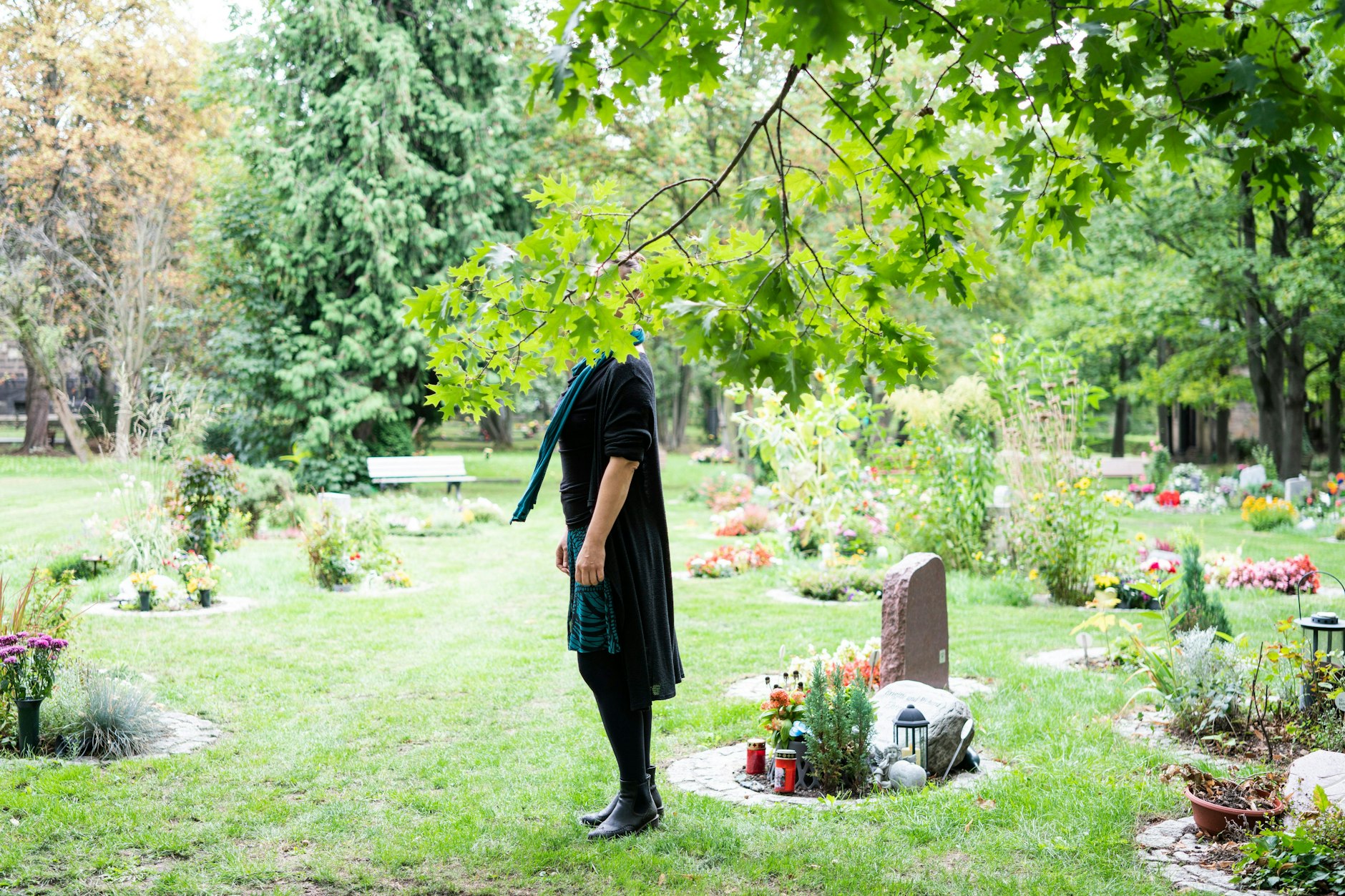 Pause beim Spaziergang auf dem Friedhof: Anne Sens sucht seit zwei Jahren eine neue Wohnung.