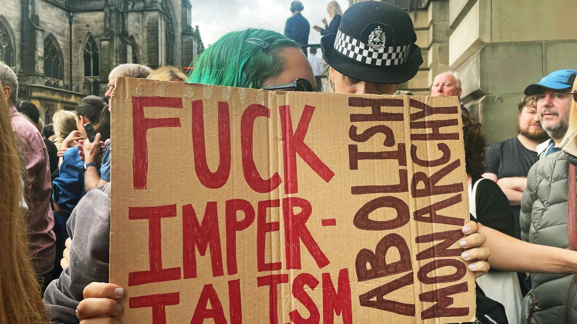 Während der Proklamationszeremonie von König Charles III. wird auf der Straße gegen die Monarchie demonstriert.