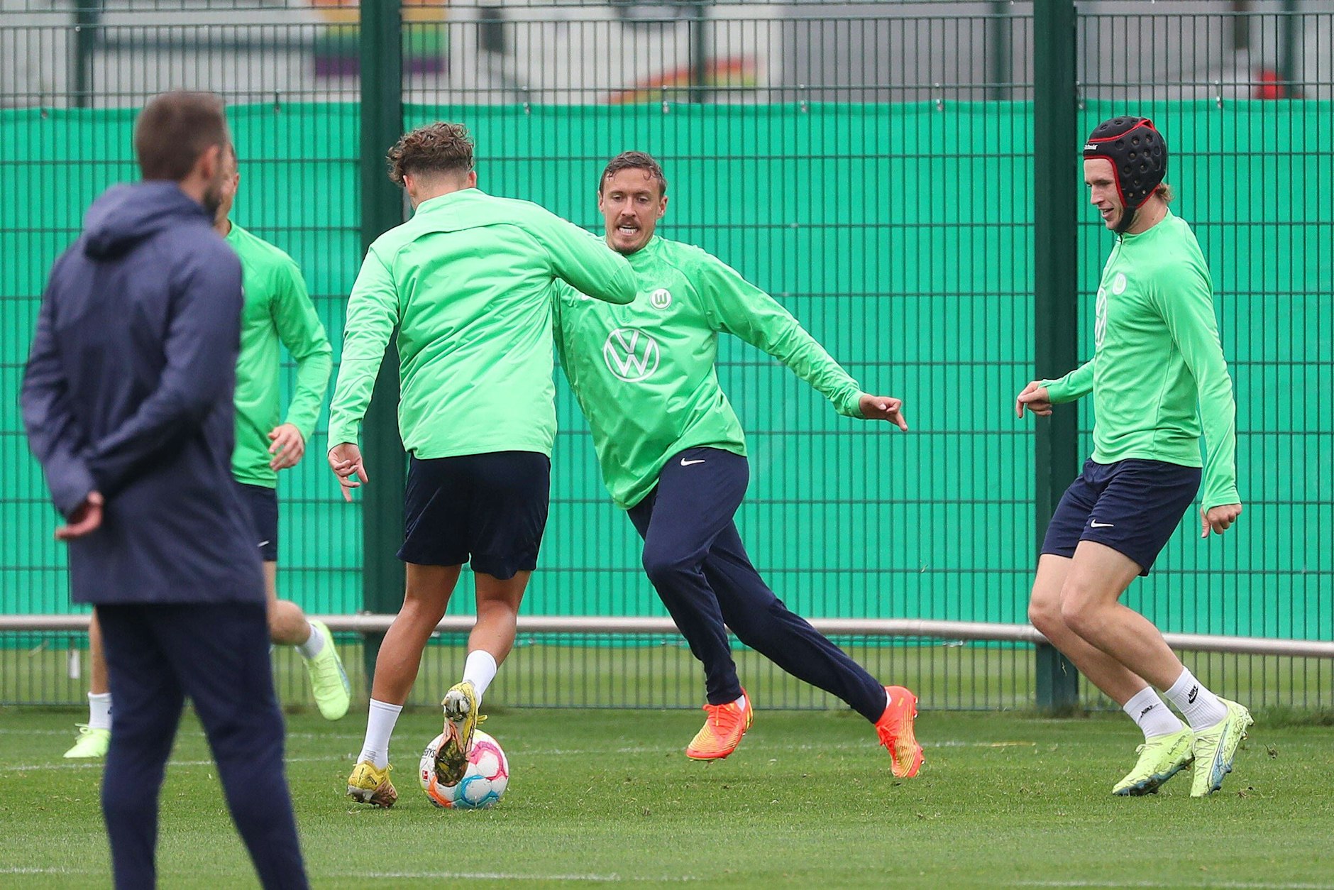 Nur noch beim Aufwärmen mittendrin: Max Kruse darf beim VfL Wolfsburg nicht mehr mit dem Team trainieren.