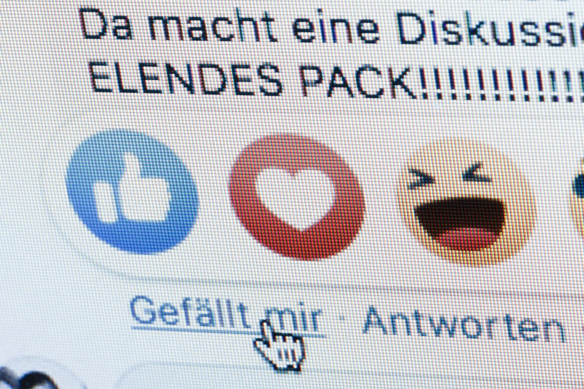 Erhitzte Diskussionen im Netz enden häufig in Beleidigungen und Drohungen. Viele Nutzer haben inzwischen Angst, sich in sozialen Medien zu äußern.