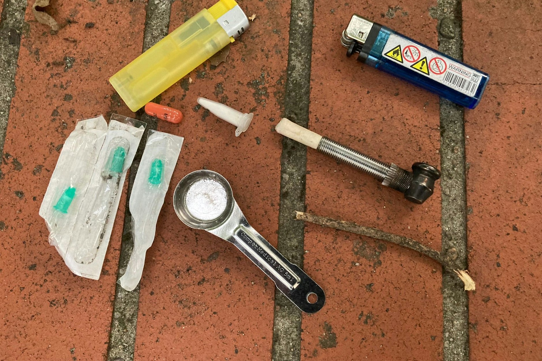 Tablette, Morphium-Kapsel, Heroinbesteck.