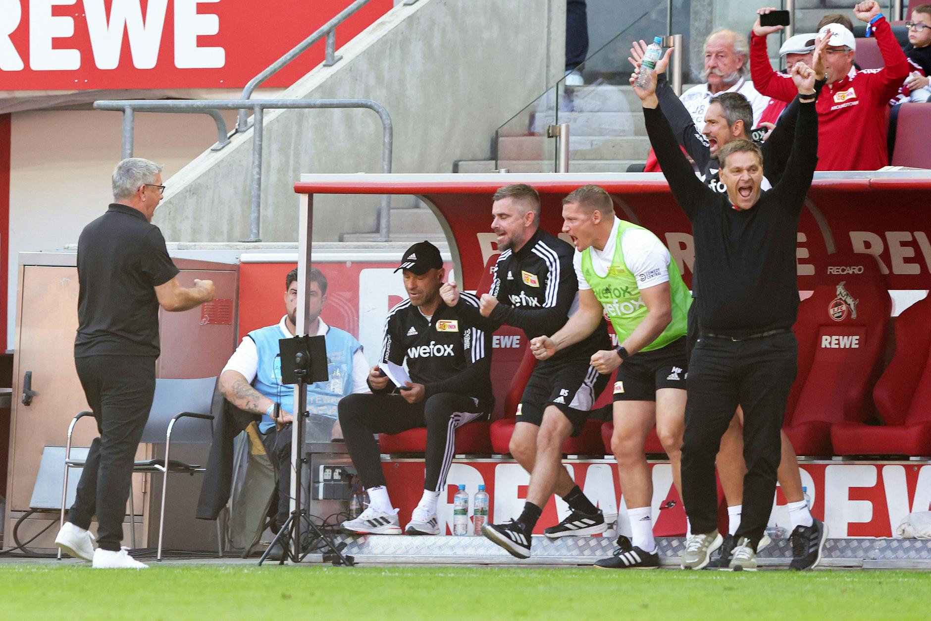 Der Moment, wenn man weiß, dass man Spitzenreiter der Bundesliga ist: Union-Manager Oliver Ruhnert jubelt auf der Bank nach dem Sieg in Köln. 