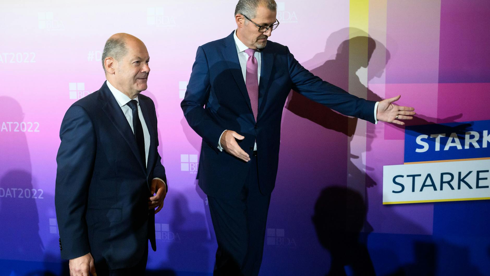 Erzählen Sie uns was Erfreuliches! Rainer Dulger, Präsident der Bundesvereinigung der Deutschen Arbeitgeberverbände (BDA), bittet Bundeskanzler Olaf Scholz auf die Bühne.