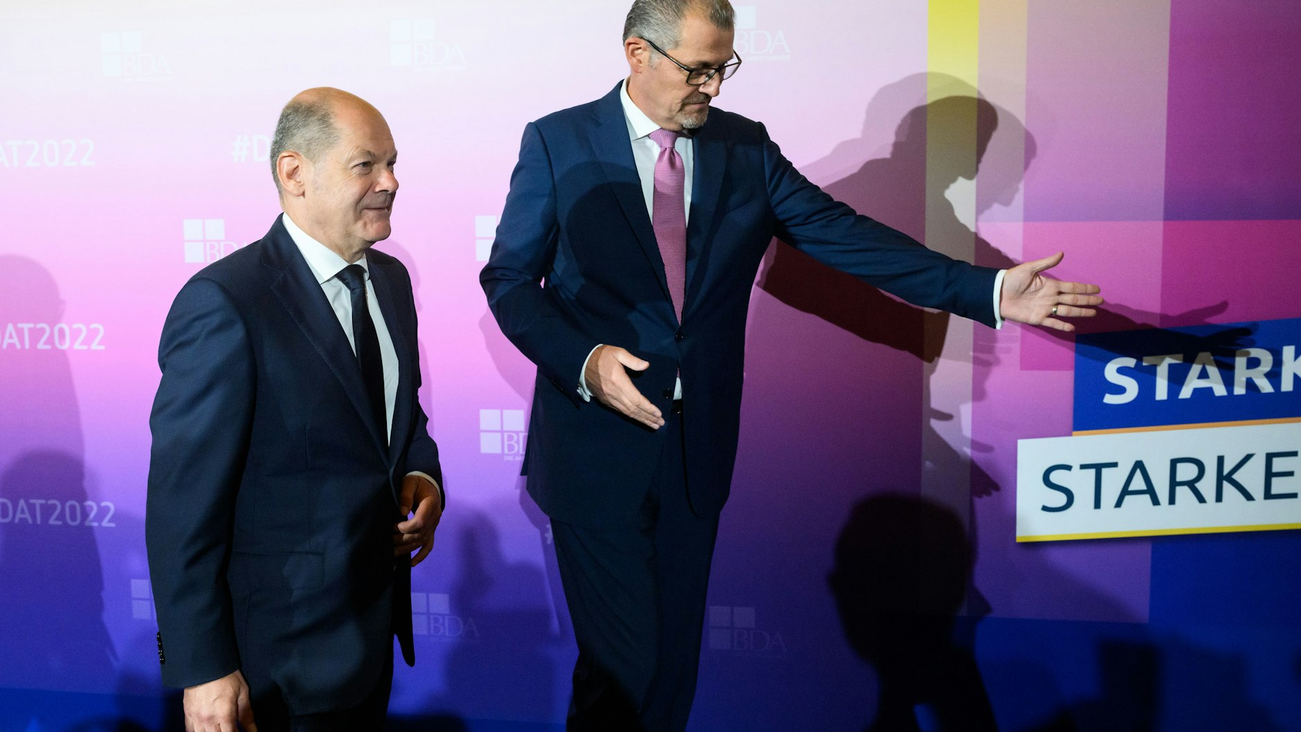 Erzählen Sie uns was Erfreuliches! Rainer Dulger, Präsident der Bundesvereinigung der Deutschen Arbeitgeberverbände (BDA), bittet Bundeskanzler Olaf Scholz auf die Bühne. 