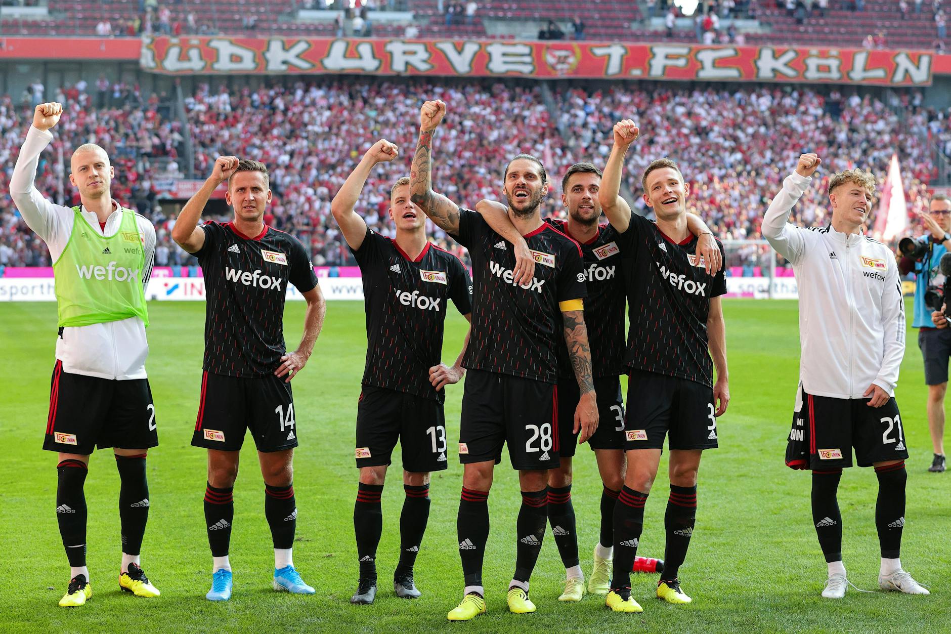 So jubeln Überflieger: Die Profis des 1. FC Union freuen sich über die Tabellenführung nach dem Sieg in Köln.