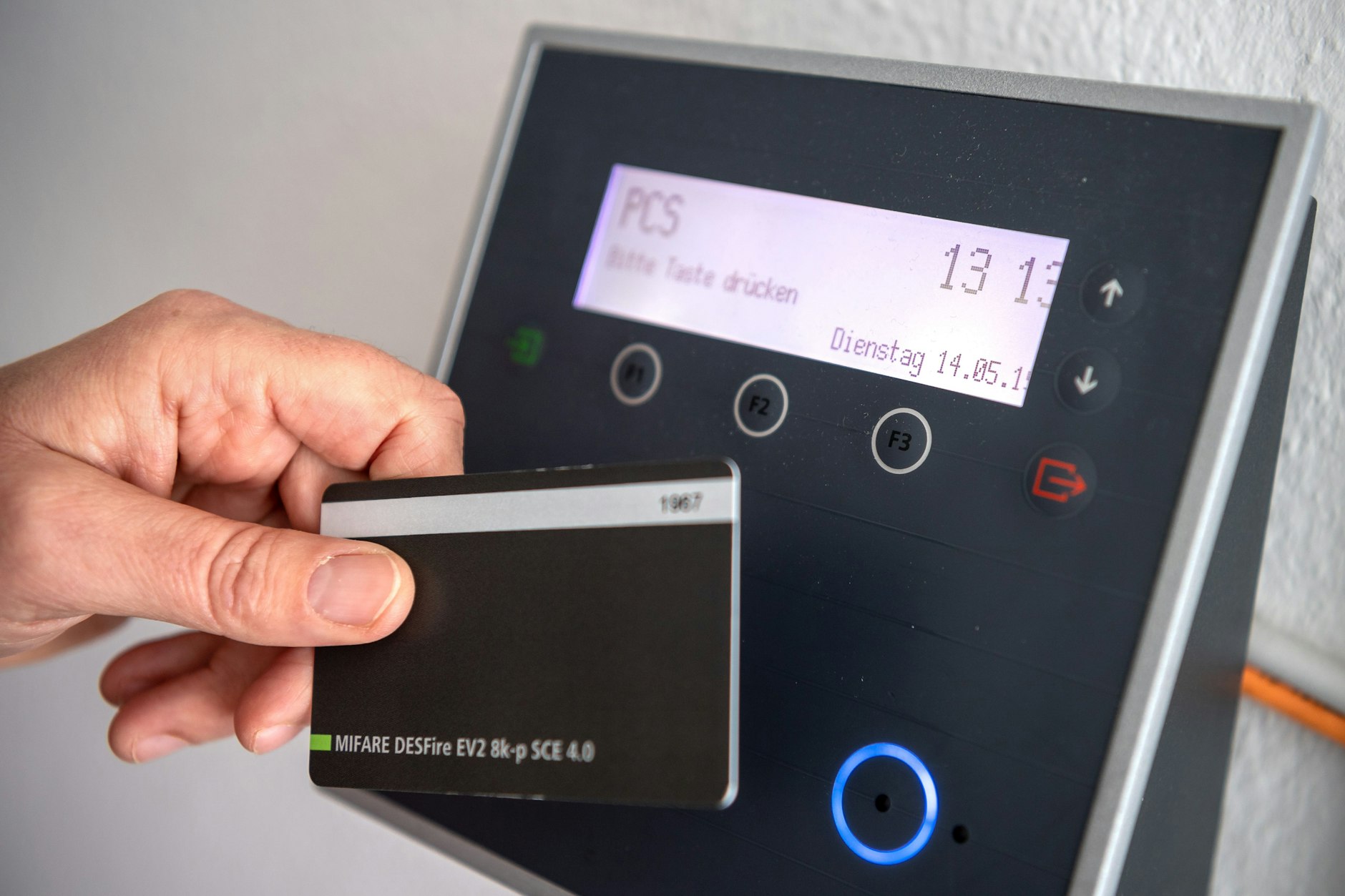 Ein Mitarbeiter erfasst seine Arbeitszeit digital an einem Terminal. 