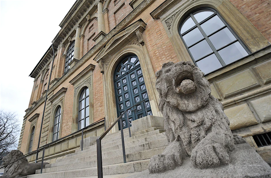 ARCHIV - Ein Steinlöwe vor dem Gebäude der Alten Pinakothek in München. Das Museum beherbergt eine der bedeutendsten Kunstsammlungen der Welt.  t/dpa